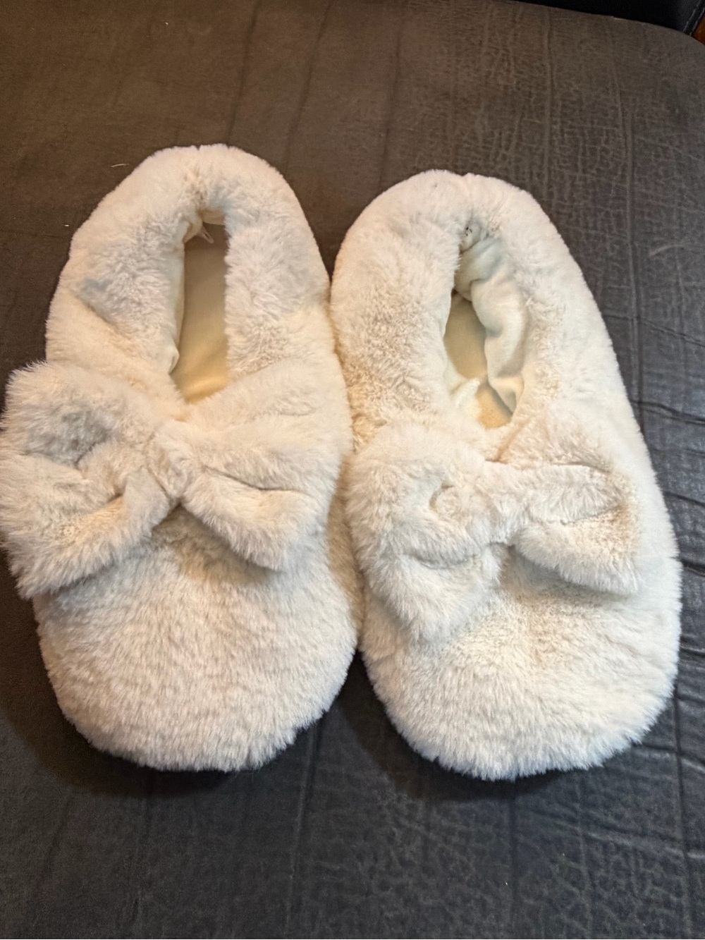 Plush Cream Bow Slip-On Women's Slippers